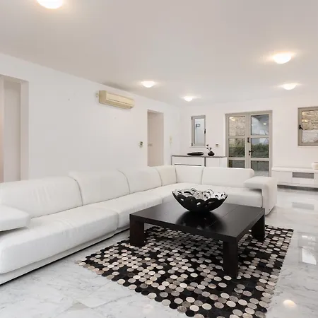 Annabel Palace * לאצ'י